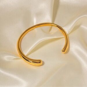 Elegant Gold Bracelet